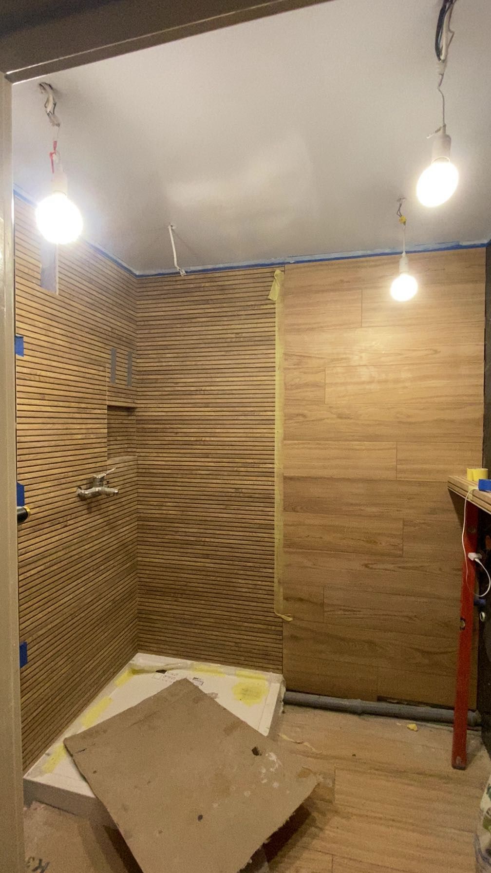 Panele podłogowe w jasnym mieszkaniu - porównanie różnych rodzajów paneli