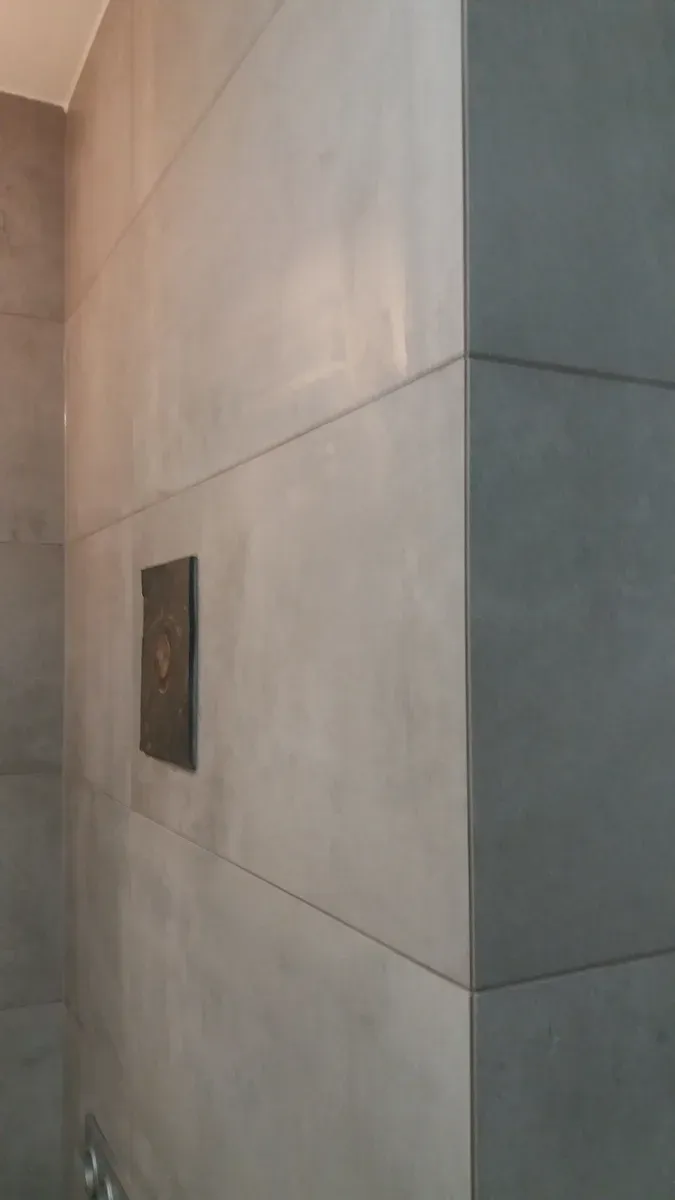 Dekoracyjny amonit osadzony w ścianie łazienki