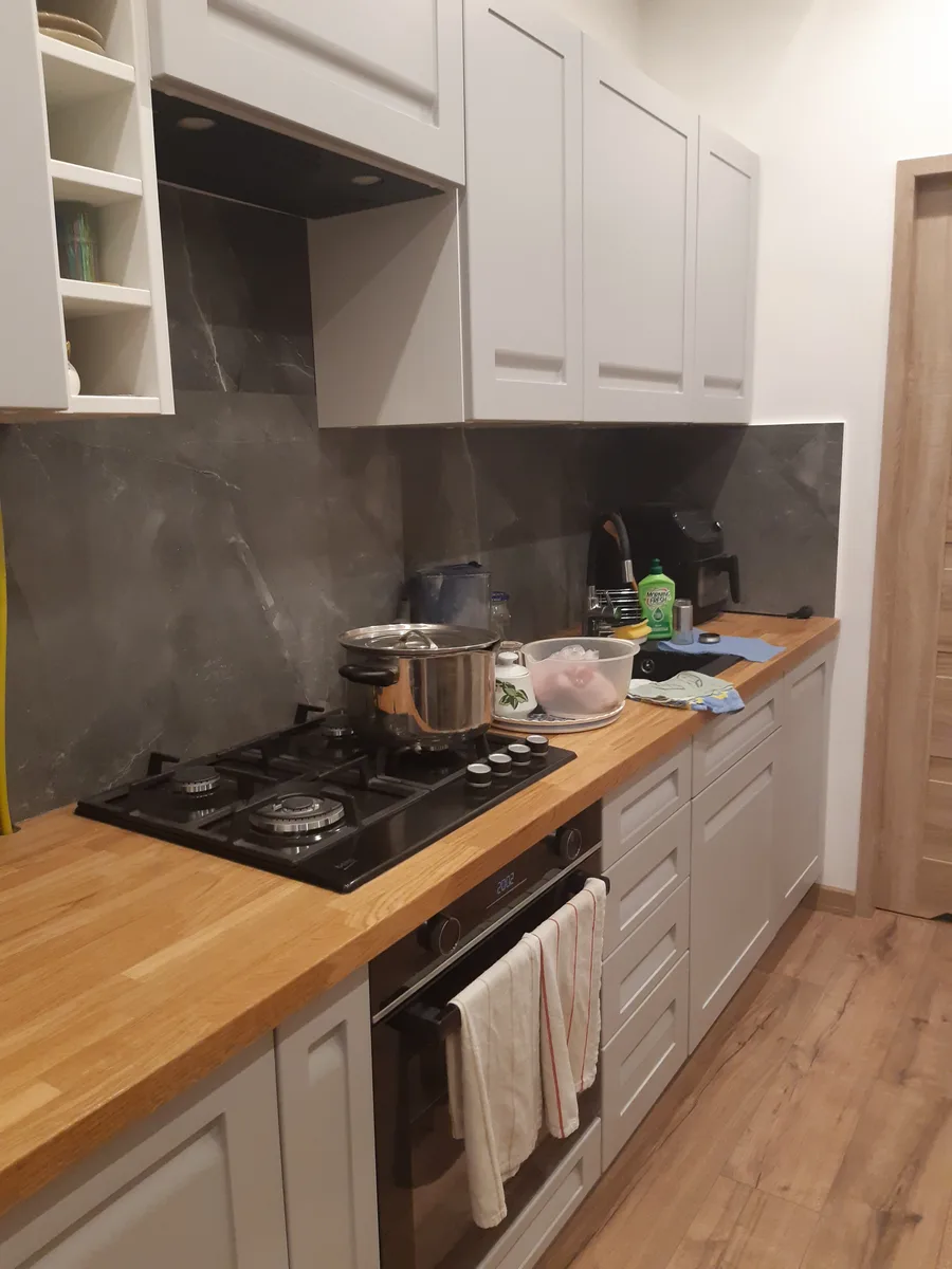 Wykończona kuchnia w stylu skandynawskim z szarymi szafkami i drewnianym blatem — Śródmieście Wrocław