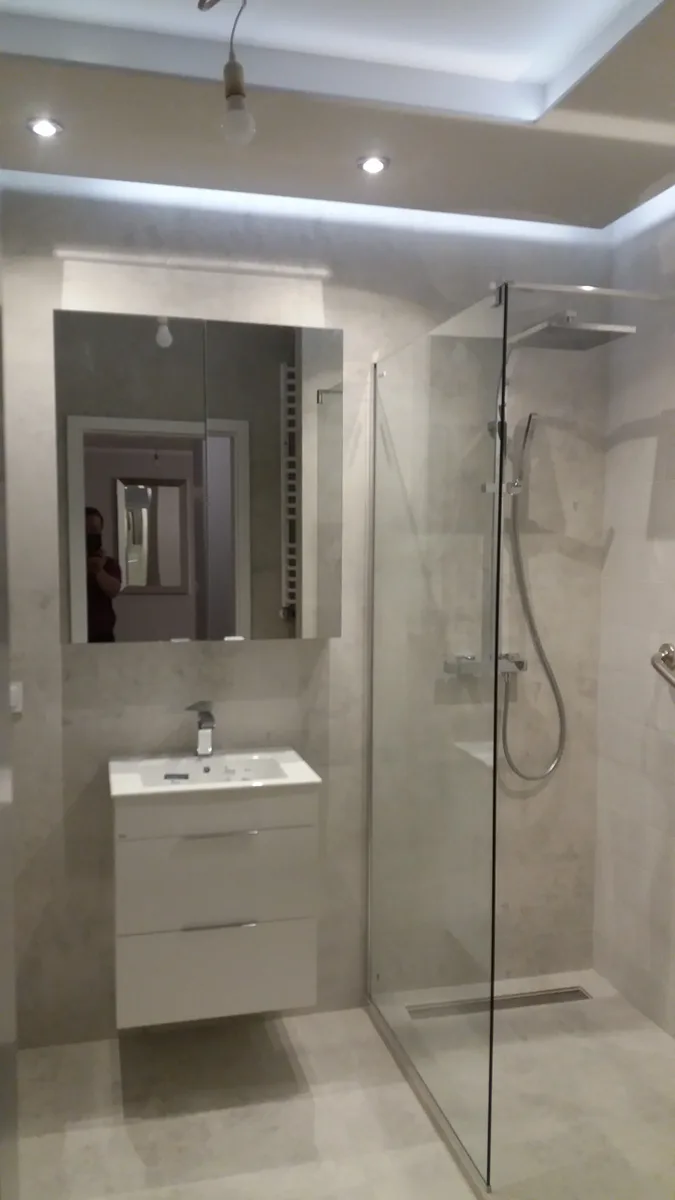Szara minimalistyczna łazienka z prysznicem walk-in i płytkami betonowymi — Jagodno, Wrocław