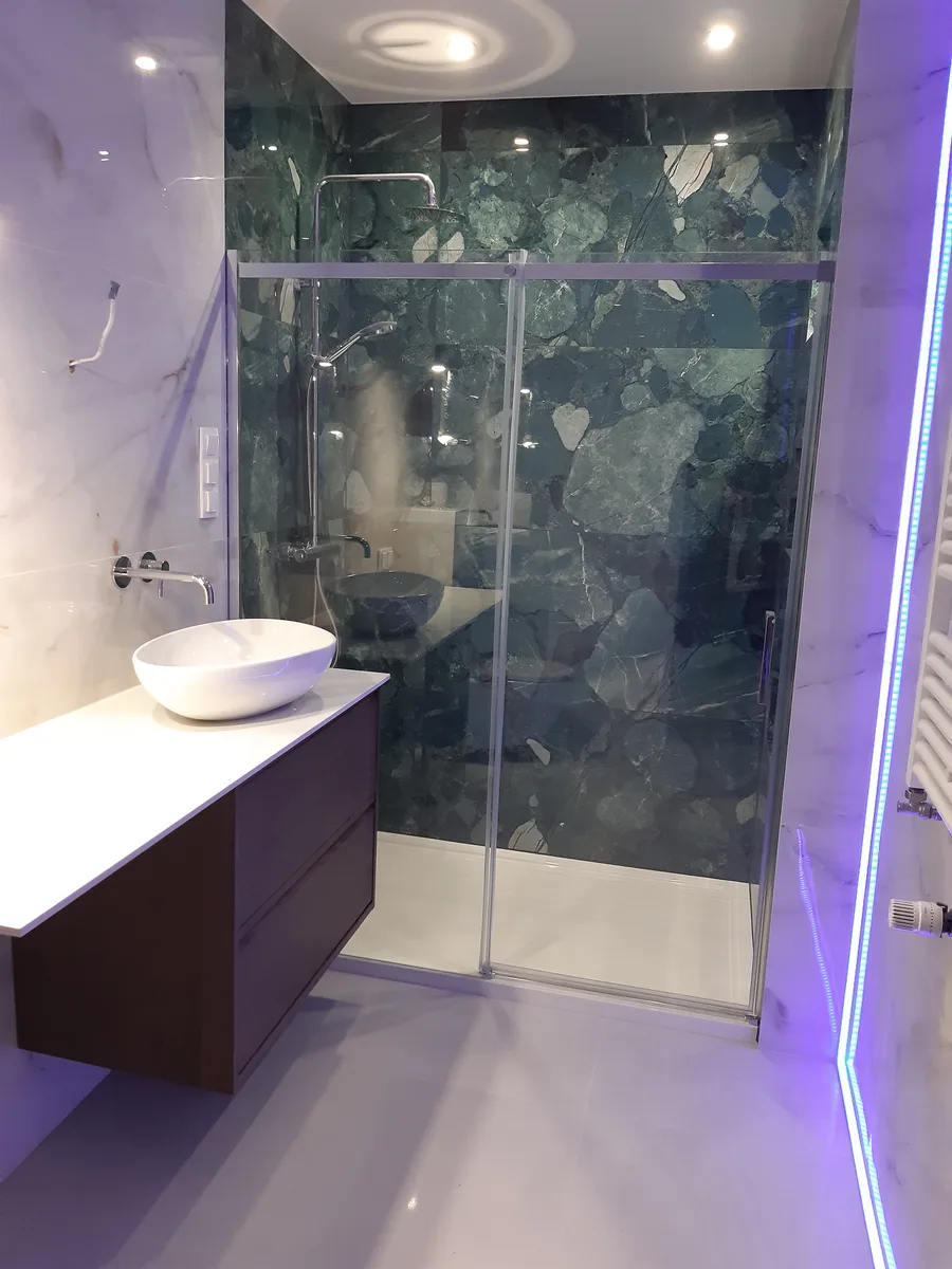Luksusowa łazienka z zielonym marmurem w strefie prysznica i podświetleniem LED — Nowe Żerniki Wrocław