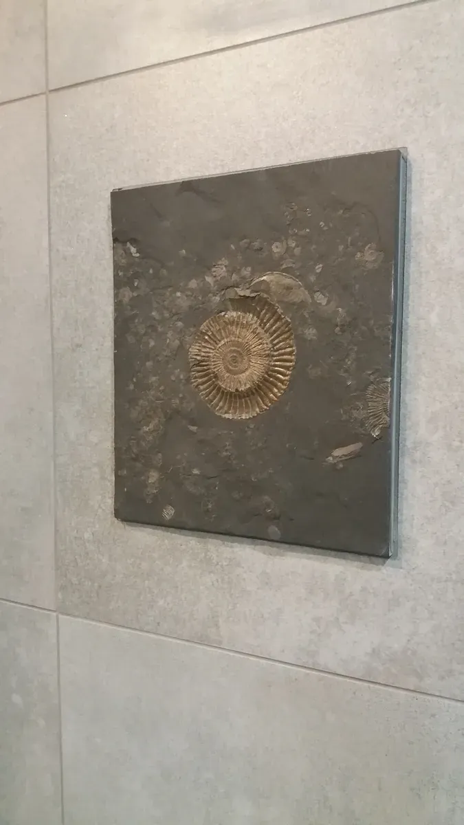 Umywalka nablatowa z czarną baterią i okrągłym lustrem