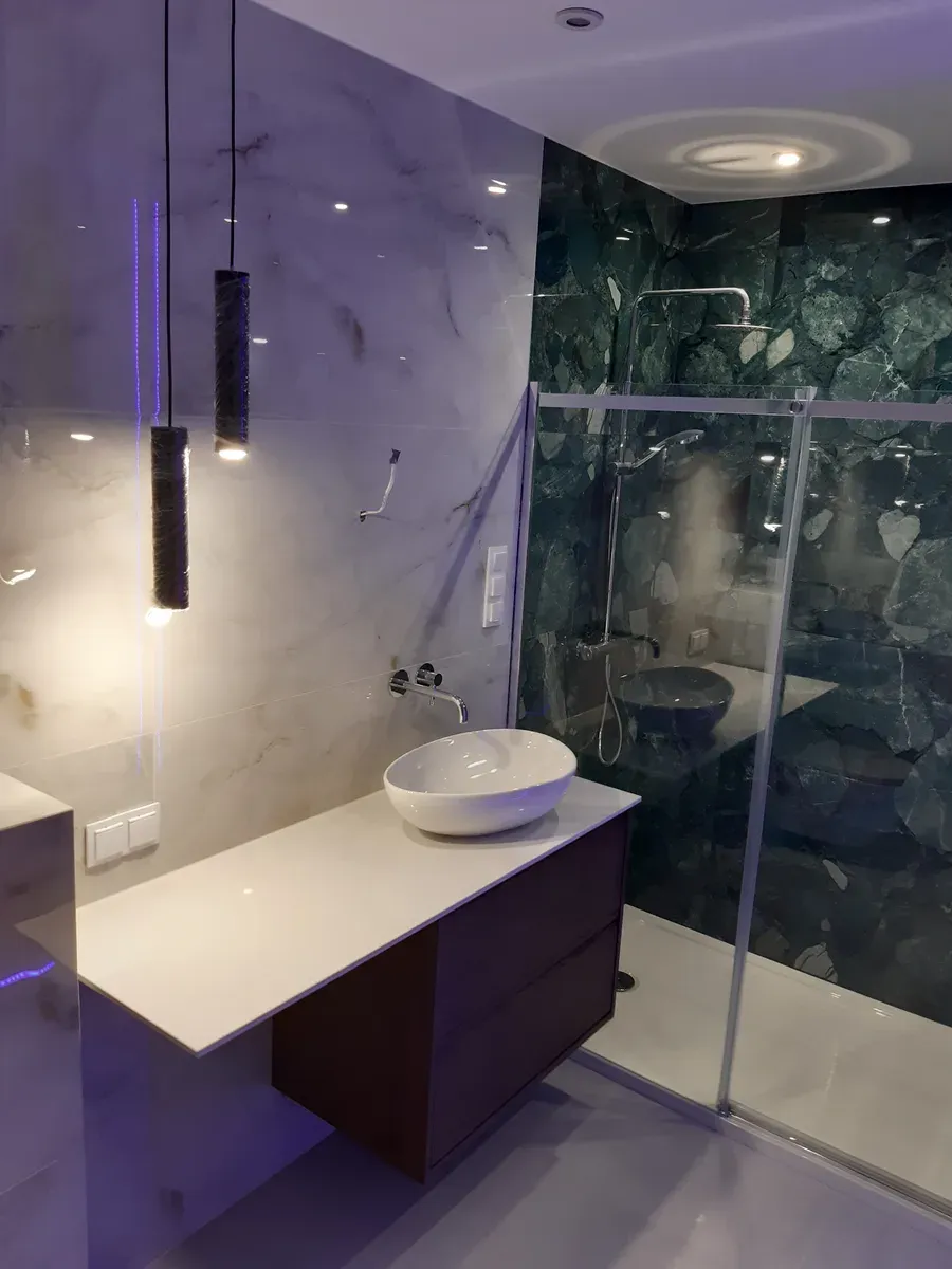 Łazienka — widok ogólny z kabiną prysznicową i szafką podumywalkową