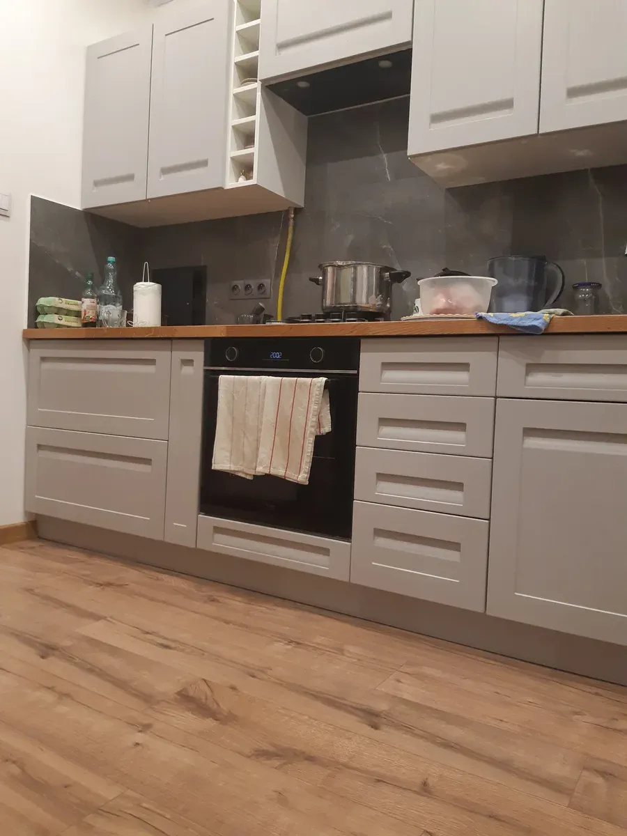 Kuchnia — szafki z frontami ramkowymi i drewniany blat