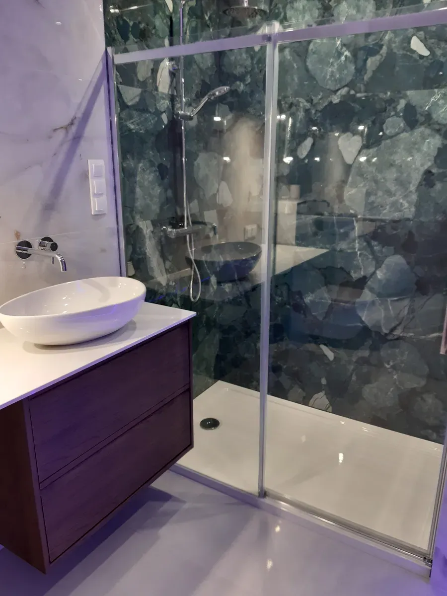 Strefa prysznica — zielony marmur z wnękami i deszczownicą