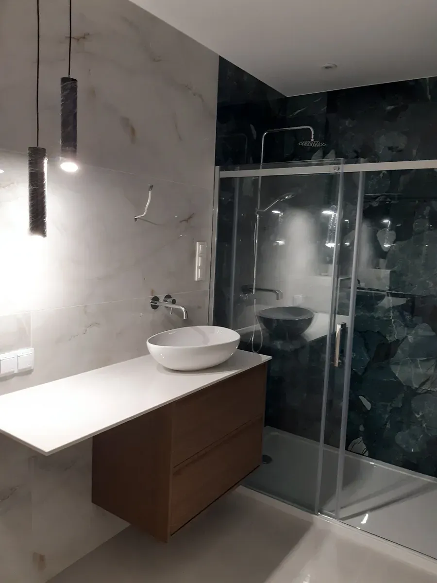 Strefa WC — podwieszana miska z czarnym przyciskiem i podświetleniem LED