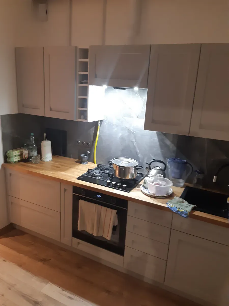 Kuchnia — widok panoramiczny na zabudowę kuchenną