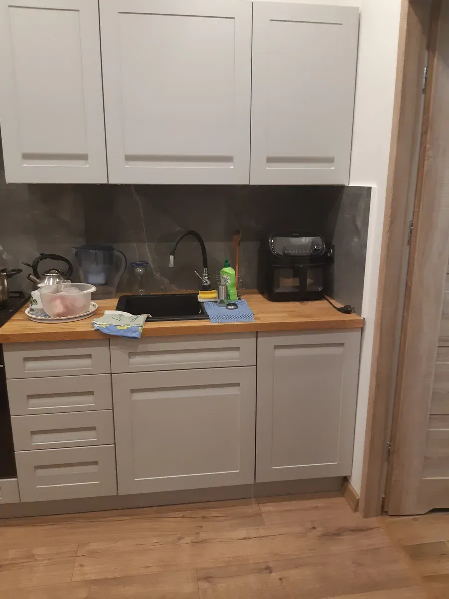 Kuchnia — detale frontów i ciemny backsplash