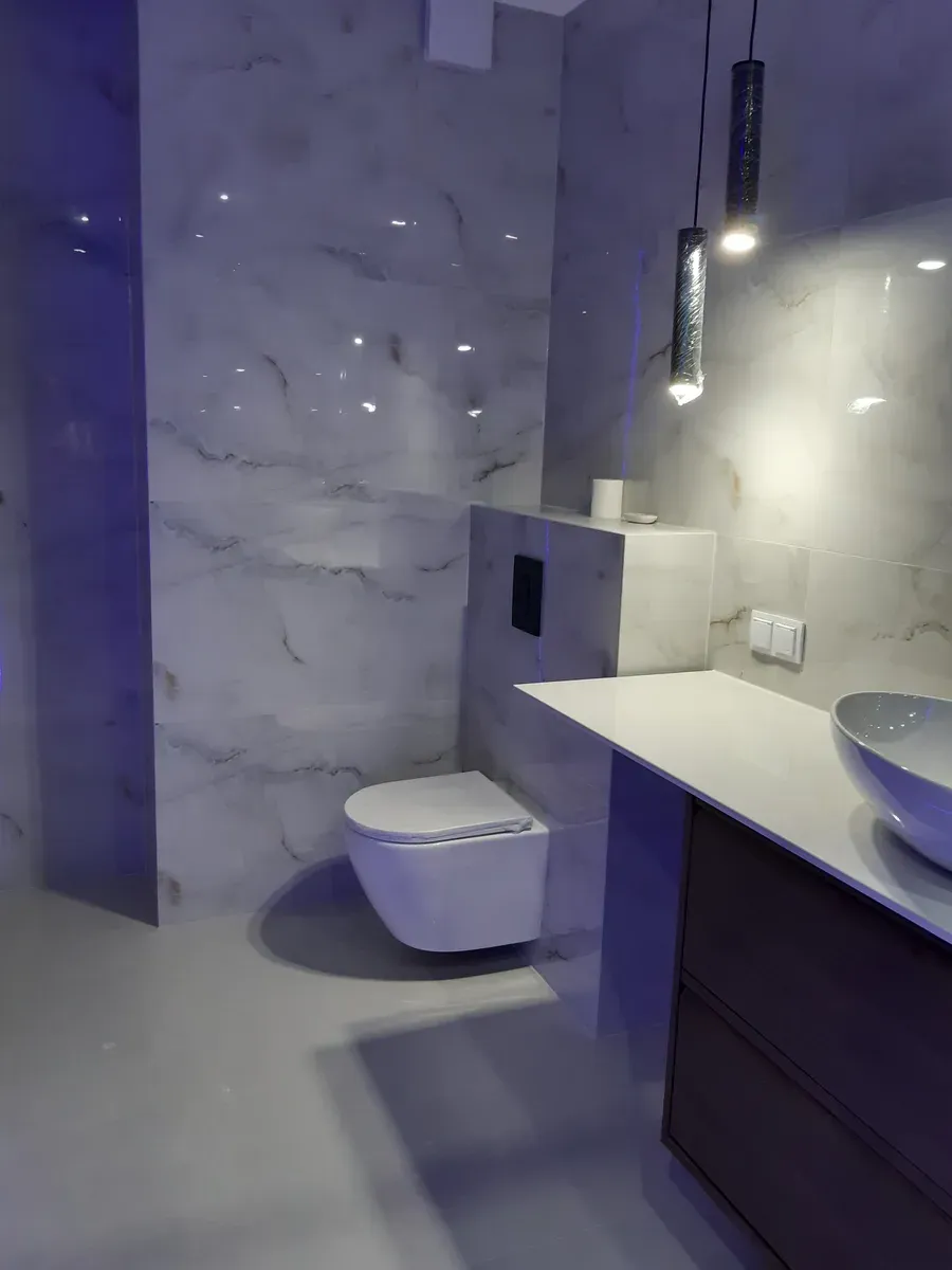 Wnęka prysznicowa — podświetlona półka z zielonego marmuru