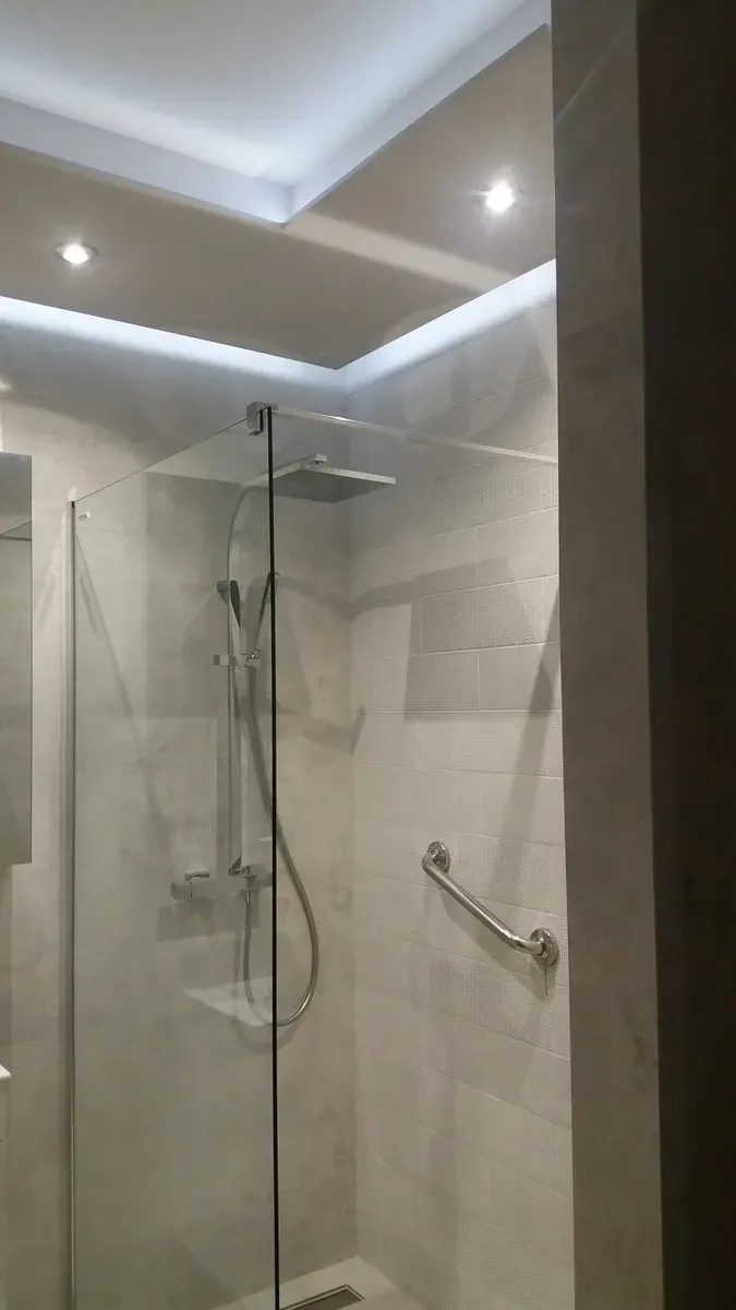 Kabina walk-in z podświetlaną wnęką LED w strefie prysznica